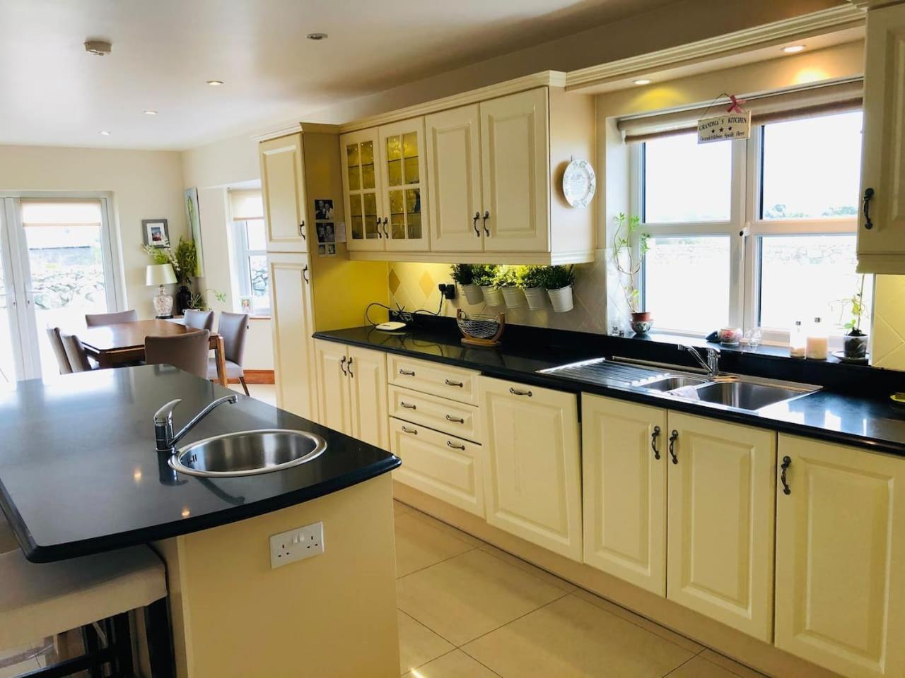 Connemara. 3 Bedroom, 8 Bed, Holiday Home Galway Kültér fotó
